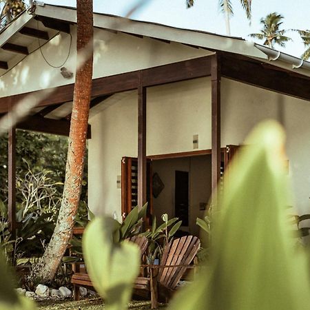 Whispering Palms - Absolute Beachfront Villas Port Vila Buitenkant foto