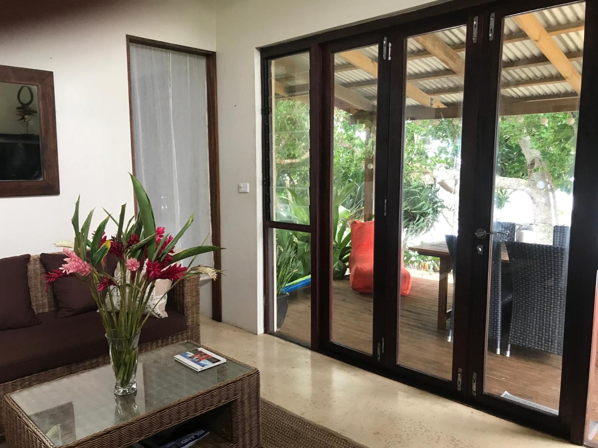 Whispering Palms - Absolute Beachfront Villas Port Vila Buitenkant foto