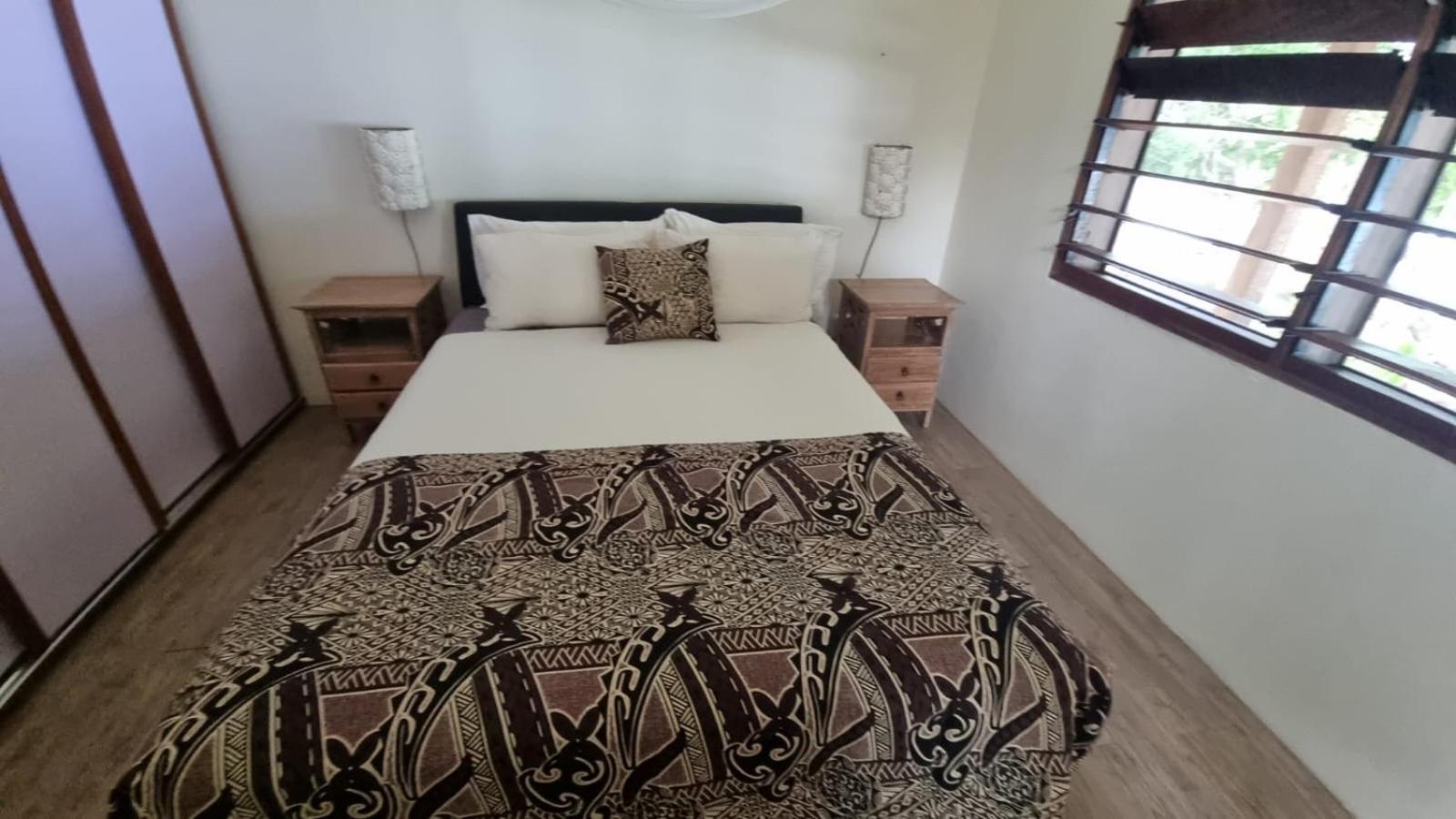 Whispering Palms - Absolute Beachfront Villas Port Vila Buitenkant foto