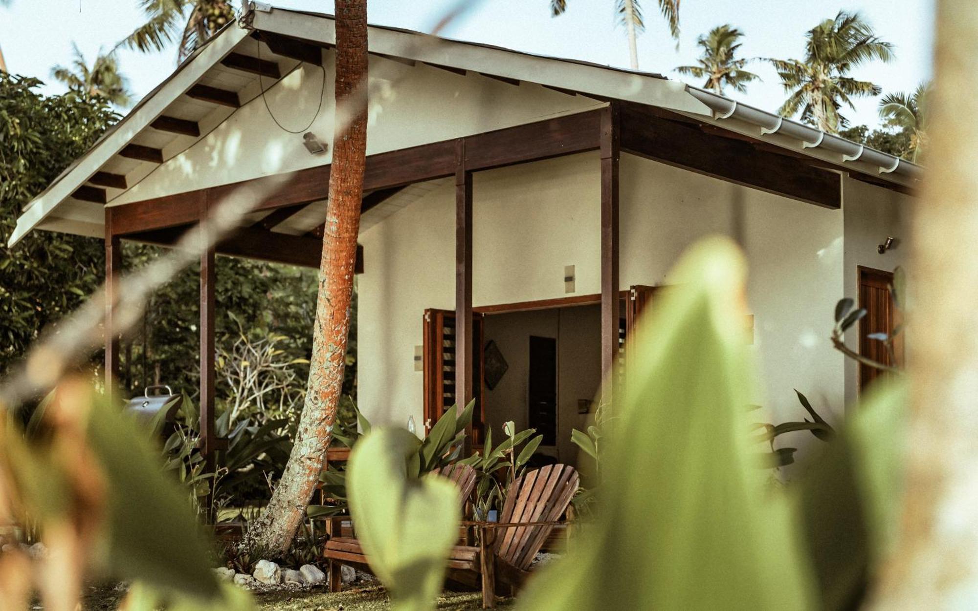Whispering Palms - Absolute Beachfront Villas Port Vila Buitenkant foto