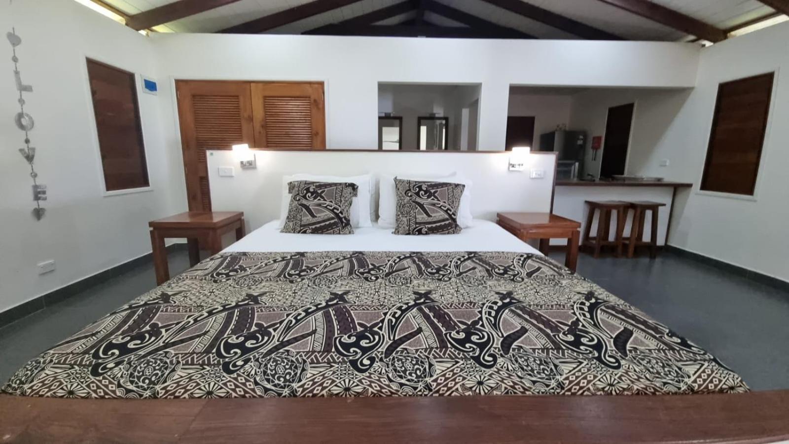 Whispering Palms - Absolute Beachfront Villas Port Vila Buitenkant foto