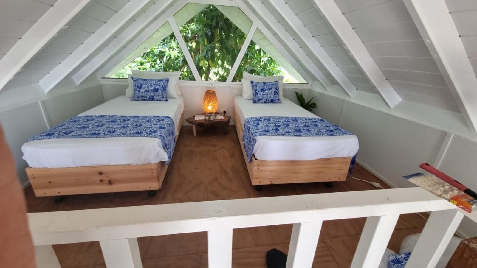 Whispering Palms - Absolute Beachfront Villas Port Vila Buitenkant foto