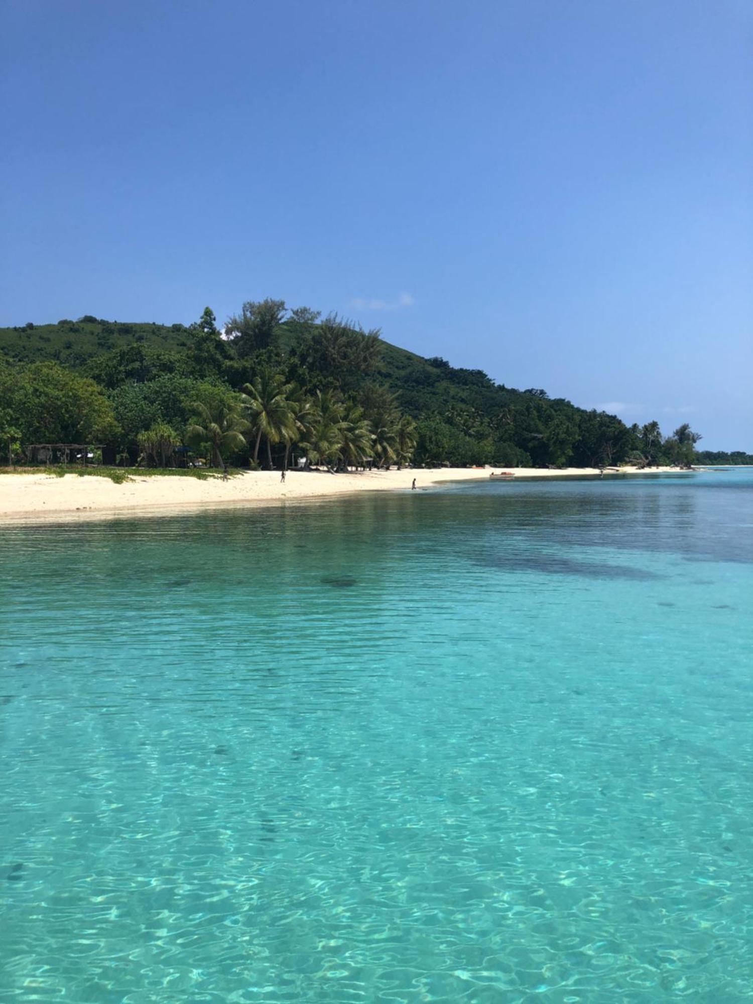 Whispering Palms - Absolute Beachfront Villas Port Vila Buitenkant foto