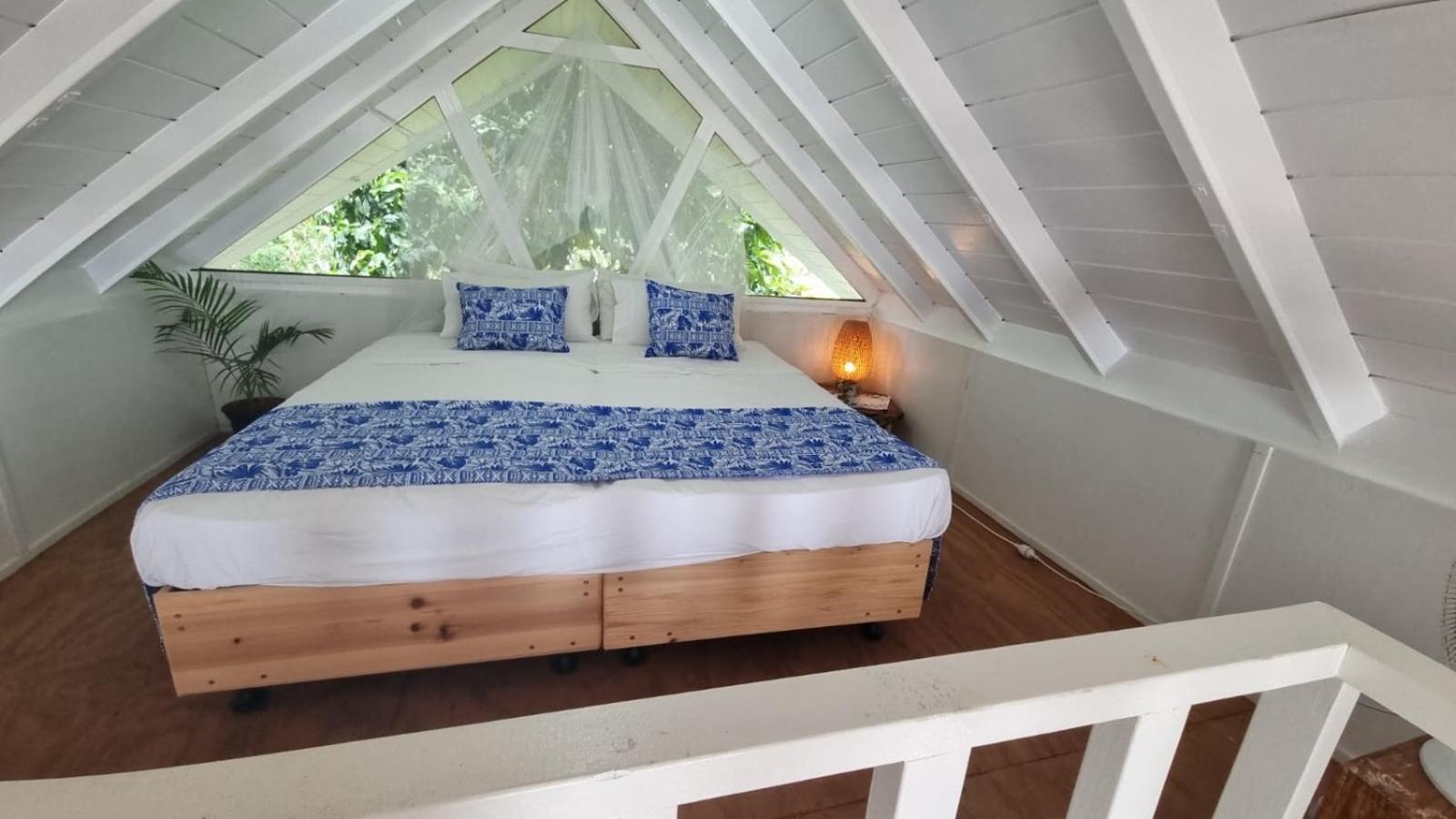 Whispering Palms - Absolute Beachfront Villas Port Vila Buitenkant foto